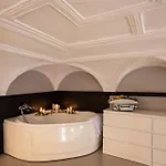 Elegant Two-level With In-room Tub شقة جنوة