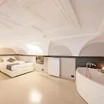 شقة Elegant Two-level With In-room Tub