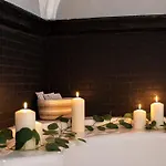 شقة Elegant Two-level With In-room Tub