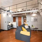 شقة Elegant Two-level With In-room Tub *