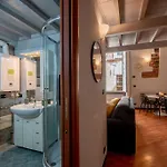 Elegant Two-level With In-room Tub شقة