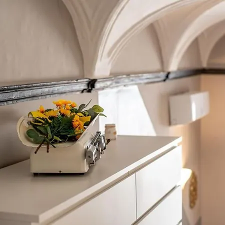 Elegant Two-level With In-room Tub Lägenhet