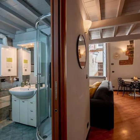 Elegant Two-level With In-room Tub Lägenhet