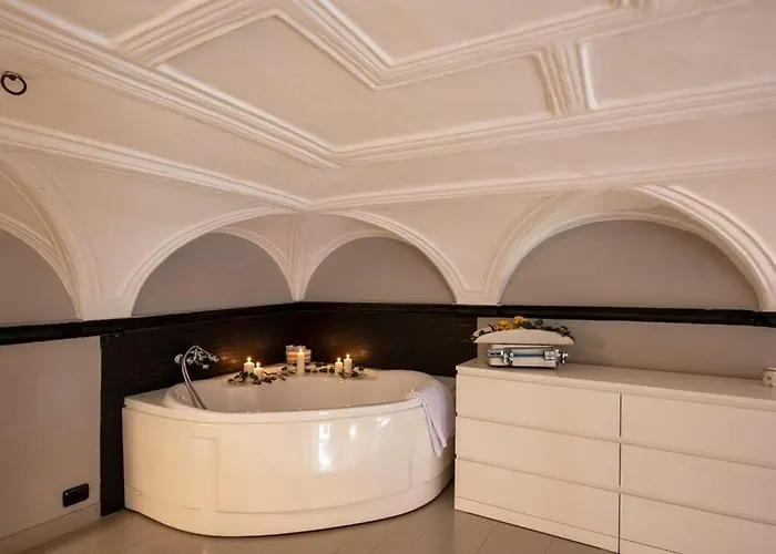 Elegant Two-level With In-room Tub דירה ג'נובה