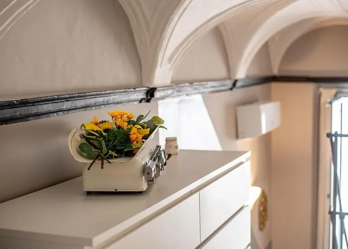 Elegant Two-level With In-room Tub דירה