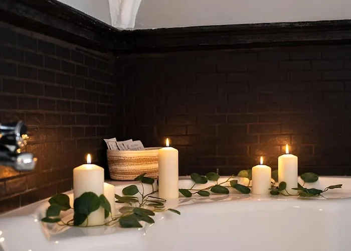 דירה Elegant Two-level With In-room Tub