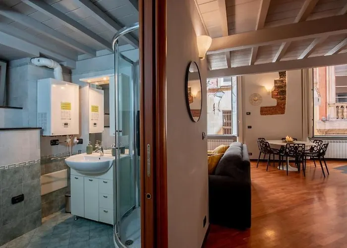 Elegant Two-level With In-room Tub דירה